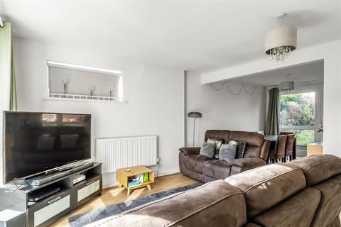 9 Downs Way, Oxted, RH8 0NZ