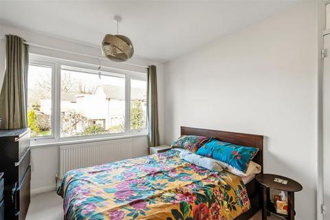 9 Downs Way, Oxted, RH8 0NZ