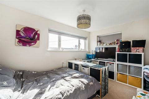 9 Downs Way, Oxted, RH8 0NZ
