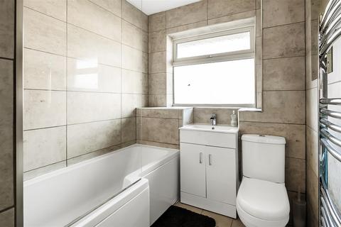 9 Downs Way, Oxted, RH8 0NZ