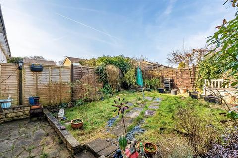 9 Downs Way, Oxted, RH8 0NZ