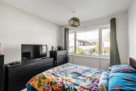 9 Downs Way, Oxted, RH8 0NZ