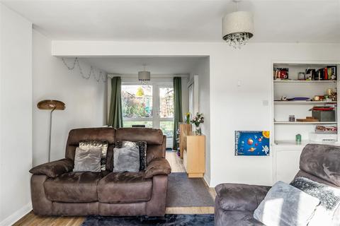 9 Downs Way, Oxted, RH8 0NZ