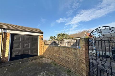 13 Surridge Close, Rainham, RM13 9LL