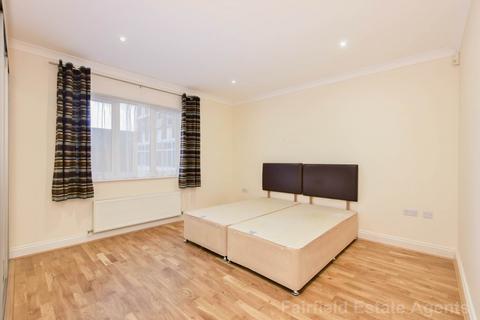 2 bedroom flat to rent, Churleswood Court, Shire Lane