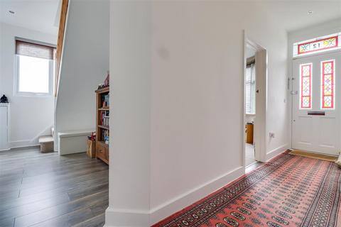 12 Holyrood Drive, Westcliff-on-sea, SS0 9XY