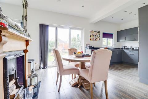12 Holyrood Drive, Westcliff-on-sea, SS0 9XY