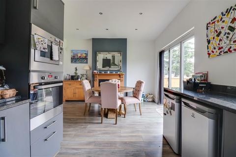 12 Holyrood Drive, Westcliff-on-sea, SS0 9XY