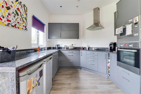12 Holyrood Drive, Westcliff-on-sea, SS0 9XY