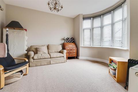 12 Holyrood Drive, Westcliff-on-sea, SS0 9XY