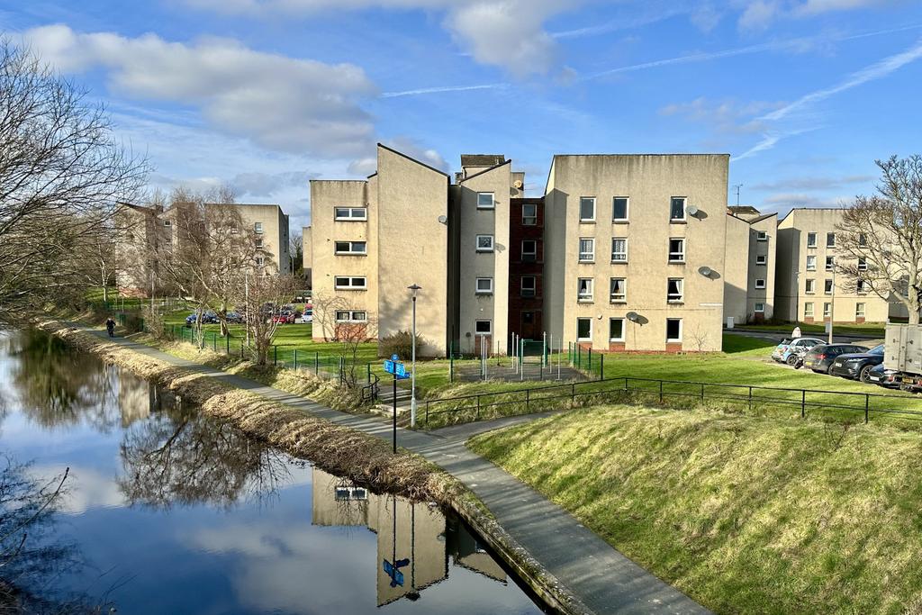 Kingsknowe Court, Kingsknowe... 2 bed flat - £150,000