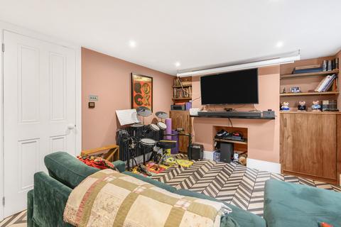 63 Sutherland Square, London, SE17 3EL