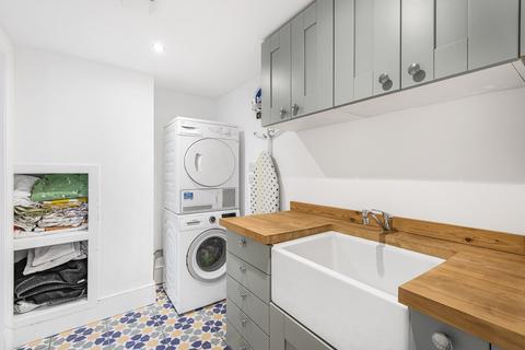 63 Sutherland Square, London, SE17 3EL