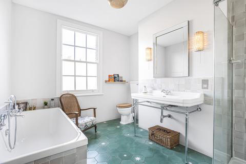 63 Sutherland Square, London, SE17 3EL