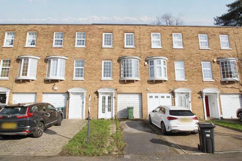 4 bedroom terraced house to rent, Hawthorns, Woodford Green