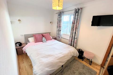 2 bedroom end of terrace house to rent, Kendal Close, Feltham