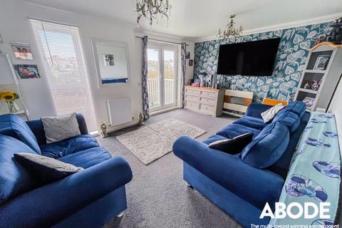 2 bedroom apartment for sale, * LOVELY OUTSIDE SUN BALCONY WITH VIEW OVER GARDENS * NO ONWARD CHAIN * Fielding Way, Westcliff-On-Sea