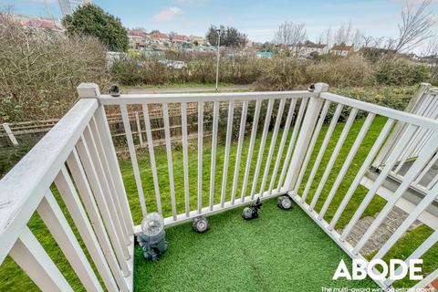 2 bedroom apartment for sale, * LOVELY OUTSIDE SUN BALCONY WITH VIEW OVER GARDENS * NO ONWARD CHAIN * Fielding Way, Westcliff-On-Sea