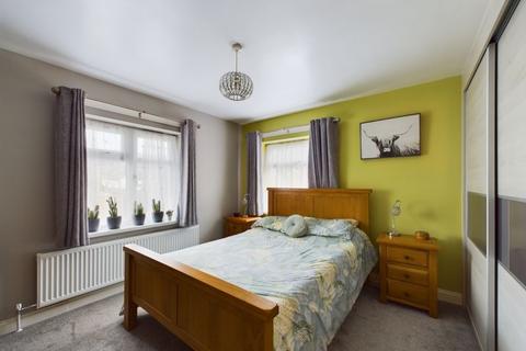 17 Strathmore Crescent, Wombourne, Wolverhampton, WV5 9BD