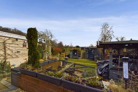 17 Strathmore Crescent, Wombourne, Wolverhampton, WV5 9BD