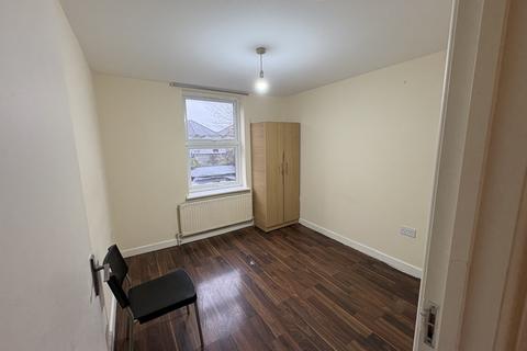 2 bedroom apartment to rent, 24a Balfour Road