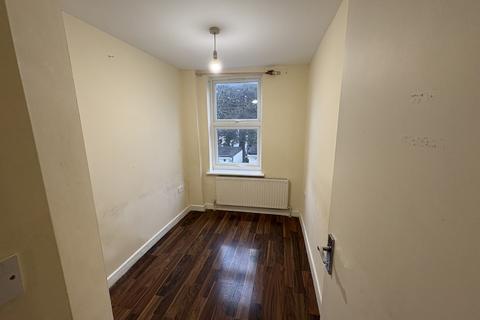 2 bedroom apartment to rent, 24a Balfour Road