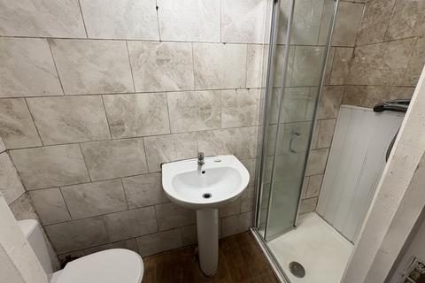 2 bedroom apartment to rent, 24a Balfour Road