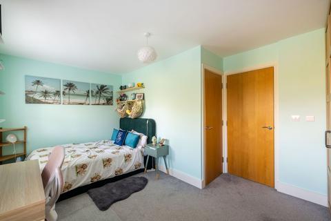 10 Newbery Close, Caterham, CR3 6GD