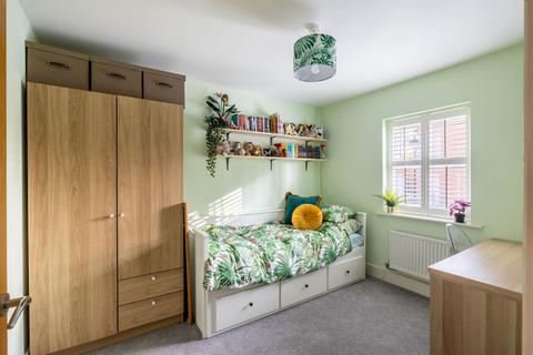 10 Newbery Close, Caterham, CR3 6GD