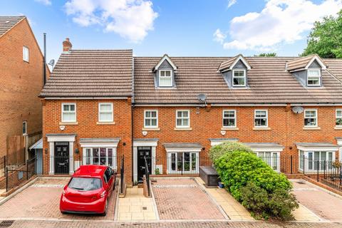 10 Newbery Close, Caterham, CR3 6GD