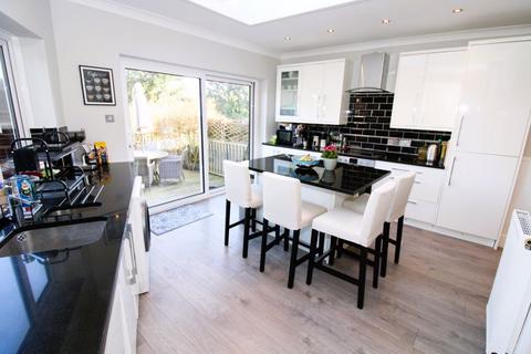 157 Chipstead Way, Woodmansterne, Banstead, SM7 3JL