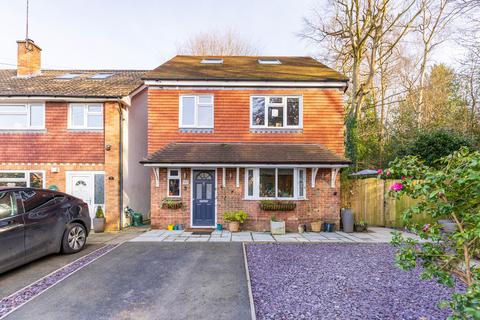 4 bedroom detached house to rent, Hullmead, Shamley Green