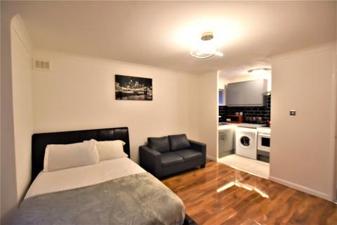 Studio to rent, Prince Road, London, SE25