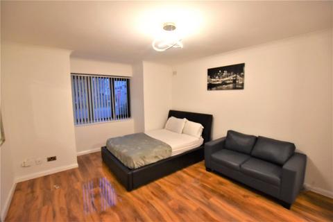 Studio to rent, Prince Road, London, SE25