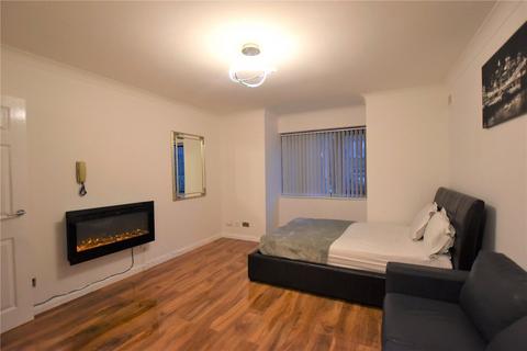 Studio to rent, Prince Road, London, SE25