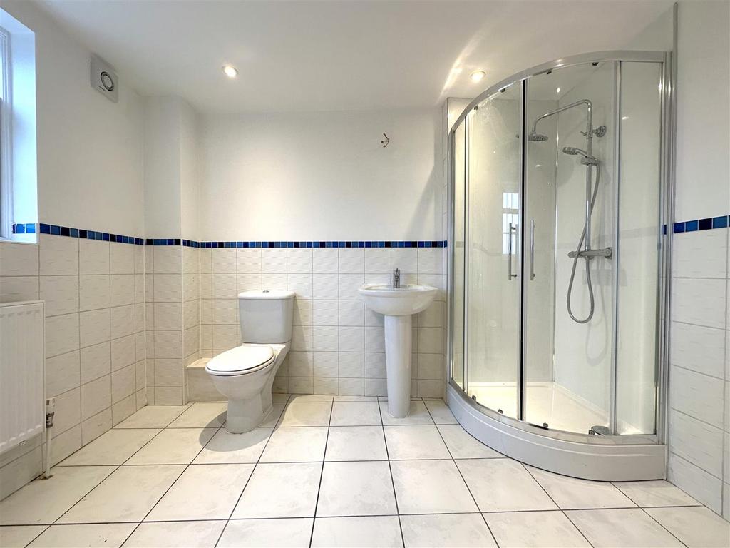 Large En-Suite Shower Room