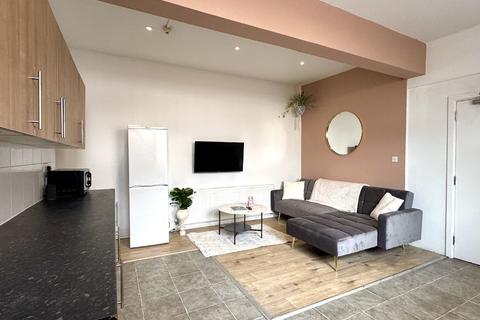 4 bedroom flat to rent, Nottingham NG7