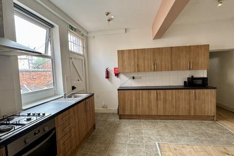 4 bedroom flat to rent, Nottingham NG7