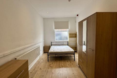 4 bedroom flat to rent, Nottingham NG7