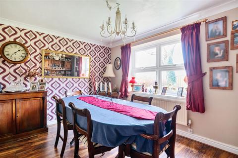 Rowan House, 7 Cedar Close, Worton, Devizes, SN10 5SD