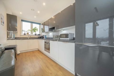 2 bedroom flat for sale, Colonnade Gardens, London W3