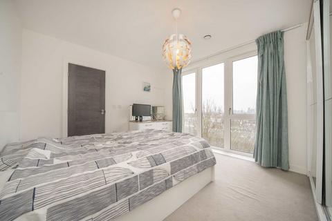 2 bedroom flat for sale, Colonnade Gardens, London W3