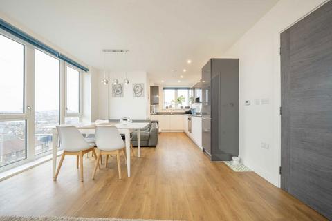 2 bedroom flat for sale, Colonnade Gardens, London W3