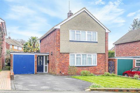 3 bedroom detached house for sale, Central Way, Oxted