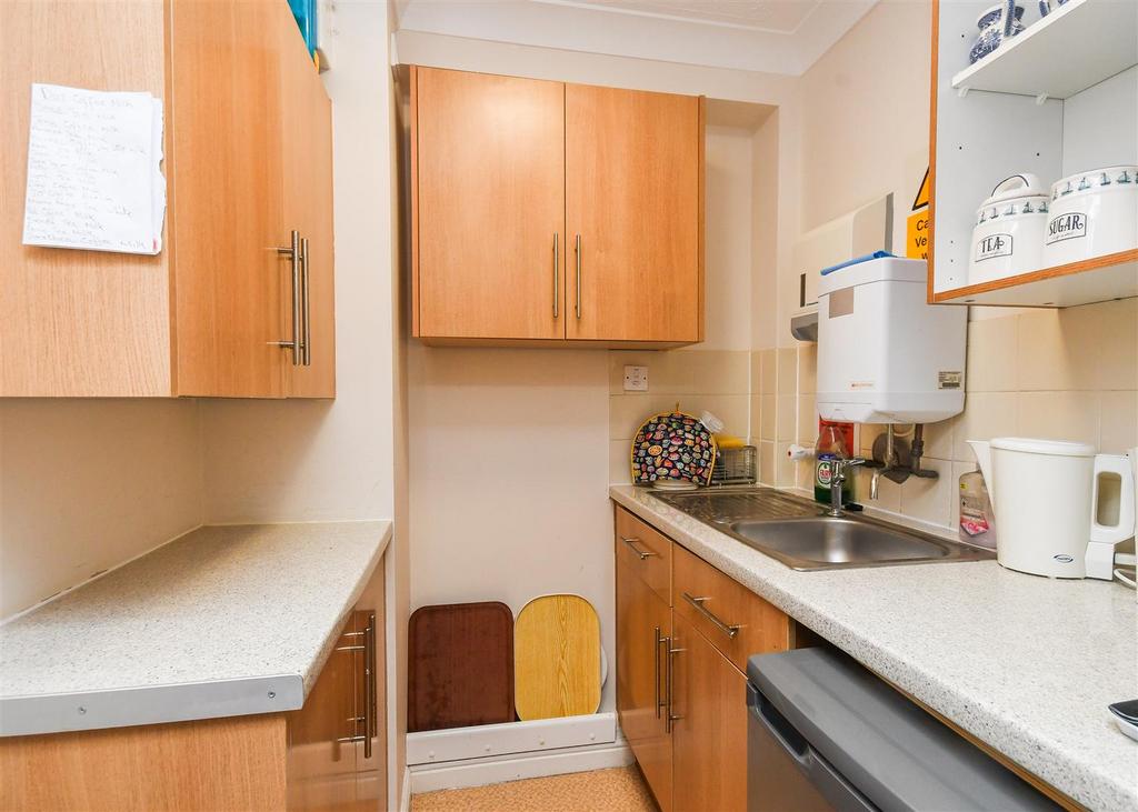 Flat 8, Pendene Court - Communal Kitchen.jpg