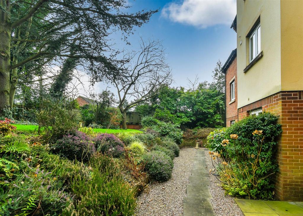 Flat 8, Pendene Court - Garden (2).jpg