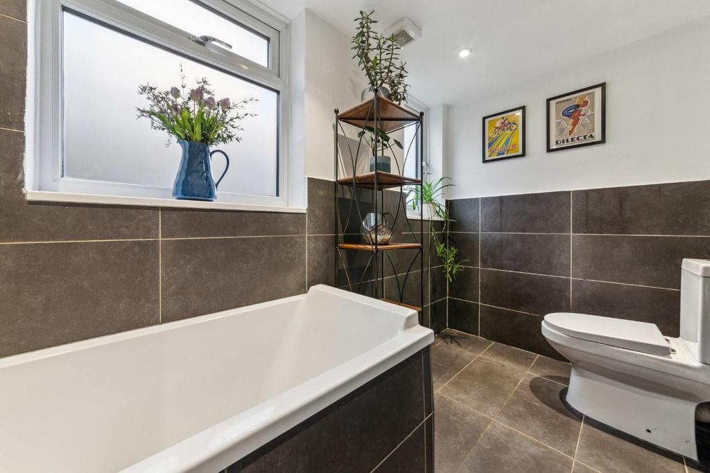 Bathroom (2).jpg