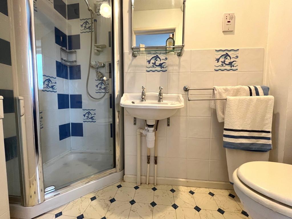 En-suite (bedroom 1)