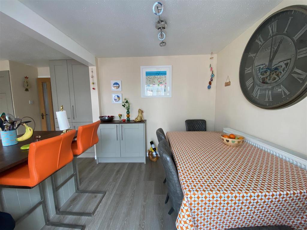 Open plan kitchen/dining room