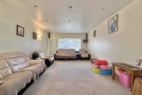 4 bedroom semi-detached house for sale, Roseneath Avenue, Leicester LE4